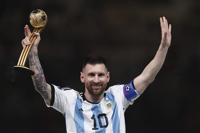 Cầu thủ Lionel Messi đoạt danh hiệu Quả bóng vàng tại lễ trao giải World Cup 2022 ở Lusail, Qatar ngày 18/12. (Ảnh: THX/TTXVN) World Cup 2022: Lionel Messi và những con số ấn tượng ảnh 1