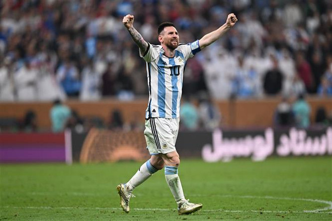 Tiền đạo Argentina Messi ăn mừng bàn thắng nâng tỷ số lên 3-2 cho đội nhà trong trận chung kết gặp Pháp. (Ảnh: AFP/TTXVN) World Cup 2022: HLV tuyển Argentina chờ đợi Messi quyết định tương lai ảnh 1
