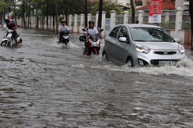 Cần Thơ: Nhiều tuyến đường ngập trong nước do mưa lớn kéo dài ảnh 1