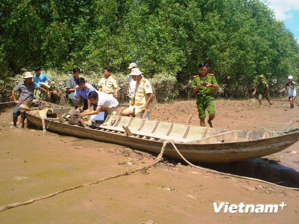Vụ chìm xuồng ở Bến Tre: Do 4 người đều tập trung ở mũi xuồng ảnh 1