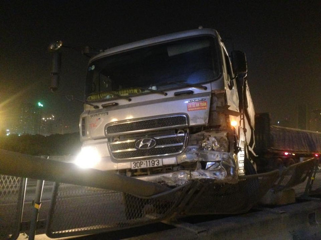 Hà Nội: Hai tai nạn giao thông nguy hiểm xảy ra trong đêm ảnh 1