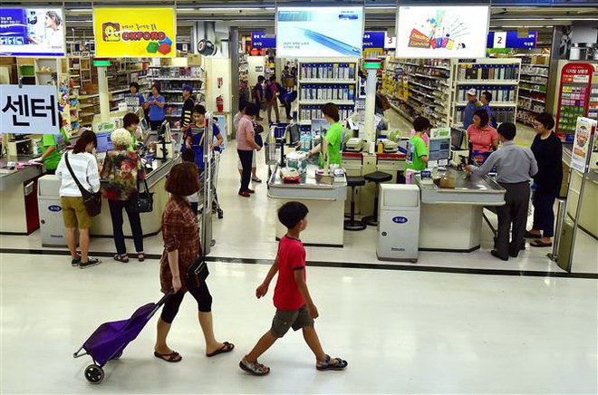 Người dân mua sắm tại một siêu thị ở Seoul, Hàn Quốc. (Nguồn: AFP/TTXVN) Hàn Quốc dự báo kinh tế năm 2019 sẽ tăng trưởng từ 2,6 đến 2,7% ảnh 1