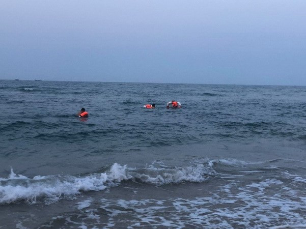 Khánh Hòa: Bị sóng cuốn ra xa khi đi tắm biển, 4 học sinh tử vong ảnh 1