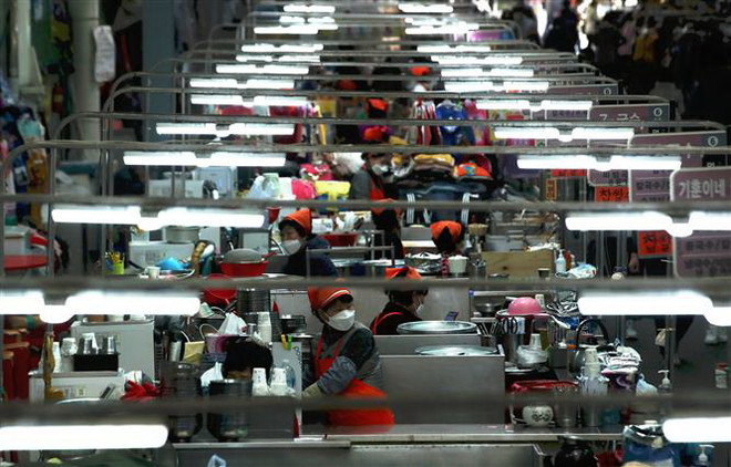 Người dân bán thực phẩm tại chợ ở Daegu, Hàn Quốc. (Ảnh: THX/TTXVN) Hàn Quốc cam kết nỗ lực phục hồi nền kinh tế trong nửa cuối năm nay ảnh 1