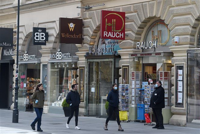 Các cửa hàng tại Vienna, Áo mở cửa trở lại ngày 14/4/2020. (Ảnh: THX/TTXVN) Nga lập viện dã chiến, Séc đề nghị gia hạn tình trạng khẩn cấp ảnh 2