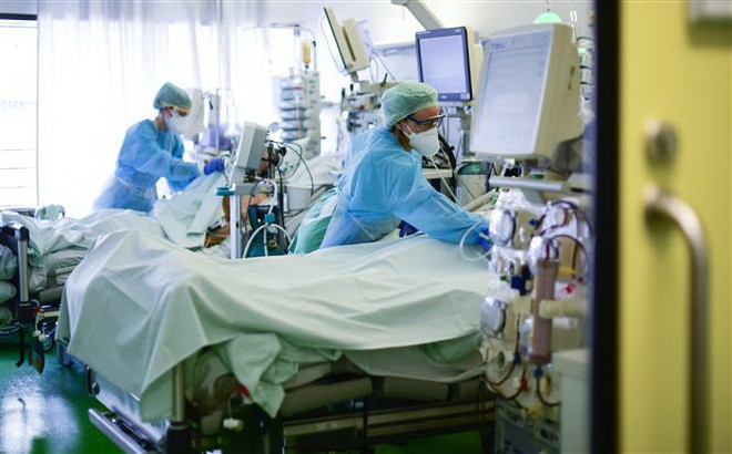 Nhân viên y tế điều trị cho bệnh nhân mắc COVID-19 tại một bệnh viện ở Aachen, Đức. (Ảnh: AFP/TTXVN) Dịch bệnh COVID-19 tiếp tục lây lan mạnh tại Nga, Ukraine và Đức ảnh 2