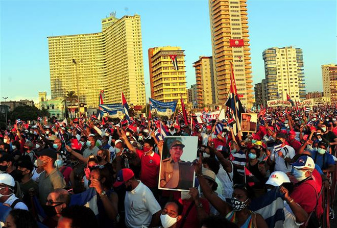 Hàng vạn người dân Cuba míttinh quyết tâm bảo vệ thành quả cách mạng ảnh 1