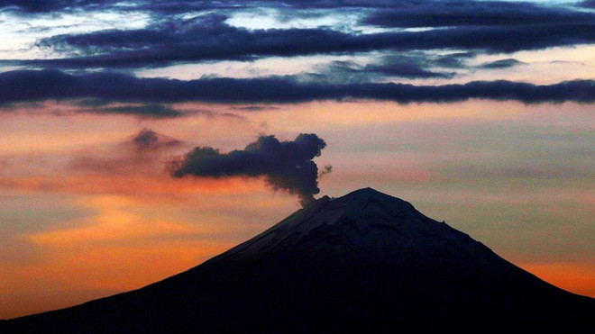 Núi lửa Popocatépetl. (Nguồn: AP) Mexico: Núi lửa Popocatépetl hoạt động mạnh, phun nhiều dung nham ảnh 1