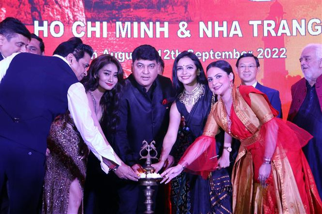 Các đại biểu thực hiện nghi thức thắp đèn khai mạc Lễ hội "Xin chào Việt Nam - Namaste Vietnam Festival 2022”. (Ảnh: Thanh Vũ/TTXVN) Khai mạc lễ hội thúc đẩy giao lưu giữa Việt Nam và Ấn Độ tại TP. HCM ảnh 1