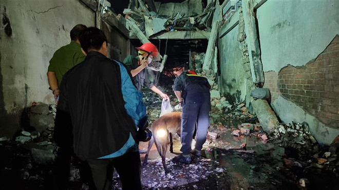 Tiếp tục tìm kiếm 3 người mắc kẹt trong vụ cháy nhà tại Ninh Thuận ảnh 1