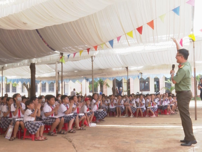 Công an tuyên truyền về phòng chống bạo lực học đường. (Ảnh: TTXVN phát) ttxvn-bao-luc-hoc-duong-7861.jpg
