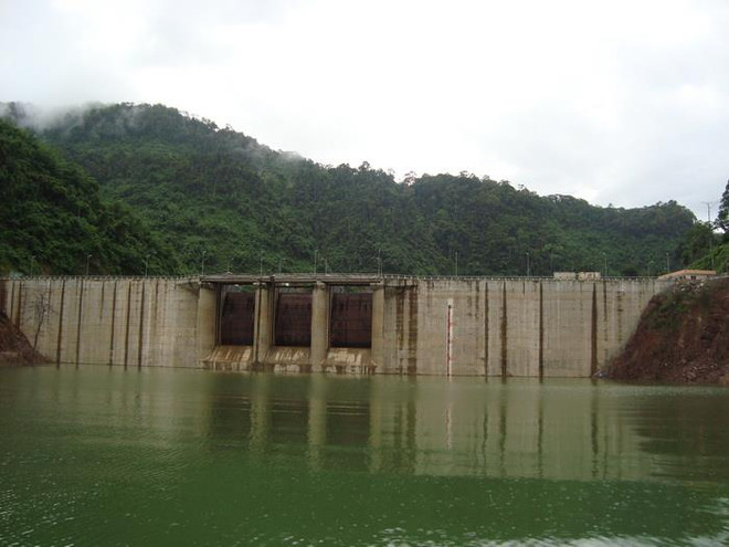 Đập chính thủy điện A Vương nhìn từ thượng lưu. (Nguồn: avuong.com) Nước về hồ thấp, thủy điện A Vương ưu tiên cấp cho hạ du ảnh 1
