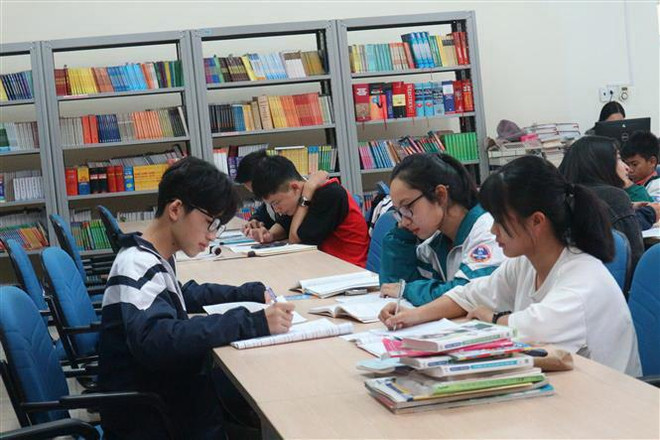 Đông đảo bạn đọc đến thư viện cộng đồng thị xã Kỳ Anh, Hà Tĩnh. (Ảnh: Hoàng Ngà/TTXVN) Thư viện tư nhân có phục vụ cộng đồng góp phần phát triển văn hóa đọc ảnh 1