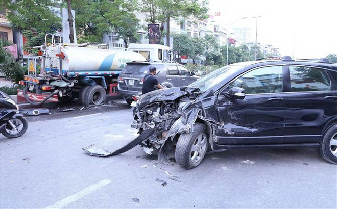 Hà Nội: Ôtô 4 chỗ đâm xe bồn đang tưới nước giải phân cách ảnh 2