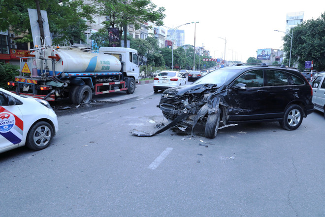 Hà Nội: Ôtô 4 chỗ đâm xe bồn đang tưới nước giải phân cách ảnh 1
