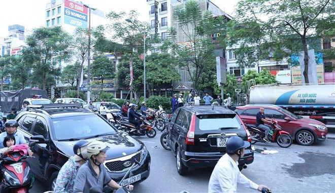 Hà Nội: Ôtô 4 chỗ đâm xe bồn đang tưới nước giải phân cách ảnh 3