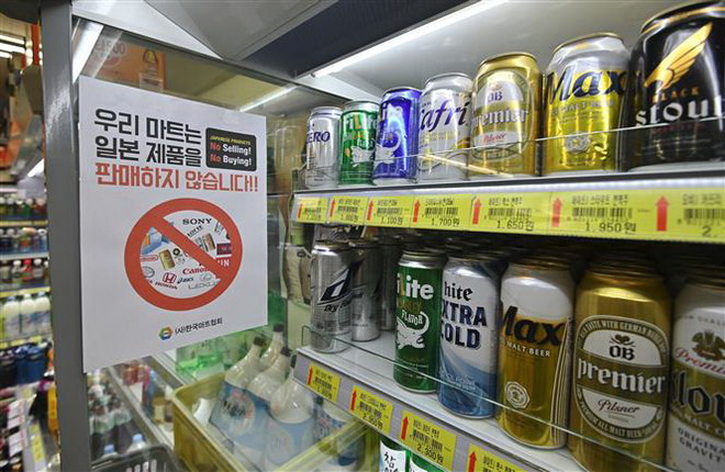 Biển thông báo ''Chúng tôi không bán hàng hóa Nhật bản''được treo tại một cửa hàng ở Seoul, Hàn Quốc ngày 17/7/2019. (Ảnh: AFP/TTXVN) WTO lập hội đồng giải quyết tranh chấp thương mại Hàn Quốc-Nhật Bản ảnh 1