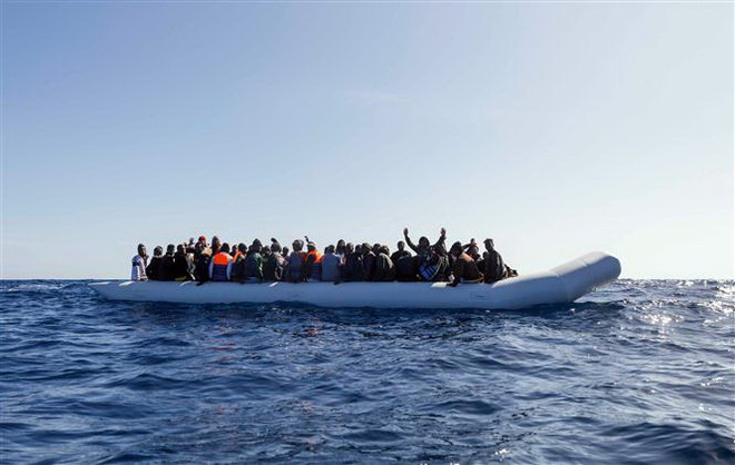 Người di cư chờ được giải cứu trên Địa Trung Hải. (Ảnh: AFP/TTXVN) Italy giải cứu gần 100 người di cư gặp nạn ngoài khơi bờ biển Libya ảnh 1