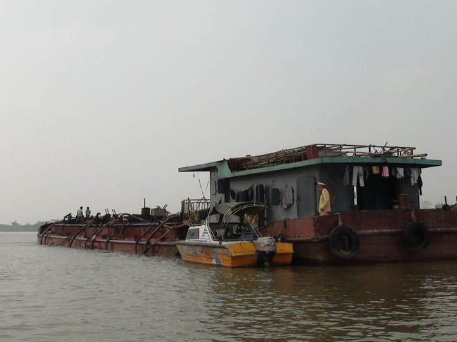 Thanh Hóa bắt 5 tàu khai thác cát trái phép tại khu biển xâm thực ảnh 1