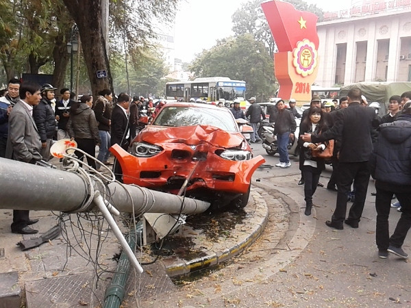 Hà Nội: Tông xe máy, BMW "phanh" bằng cột giao thông ảnh 1