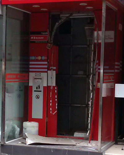 Cây ATM bị phá hỏng (Ảnh: Sơn Bách/Vietnam+) Cây ATM ở phố Giảng Võ, Hà Nội bị kẻ gian phá tung ảnh 2