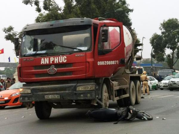 Hà Nội: Xe bồn và xe máy va chạm, một người tử vong ảnh 1