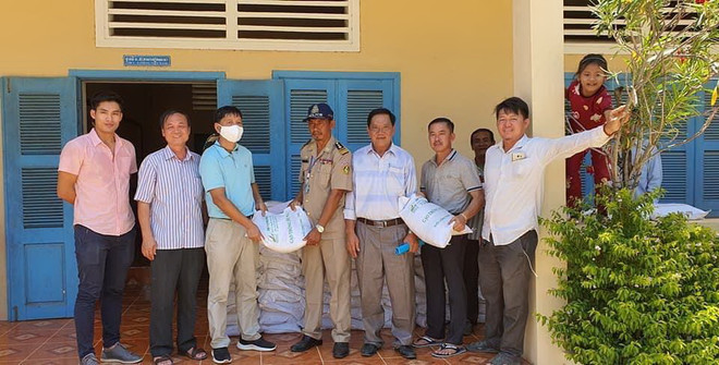 Cần Thơ gửi quà tình nghĩa tới bà con gốc Việt tại Campuchia ảnh 3