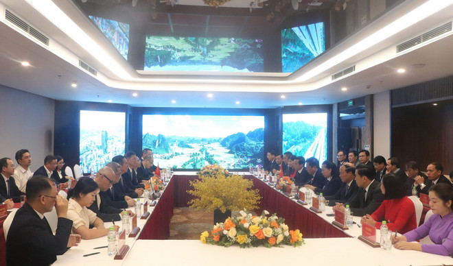 Toàn cảnh buổi đón tiếp. (Ảnh: Chu Hiệu/TTXVN) ttxvn-cao bang2.jpg