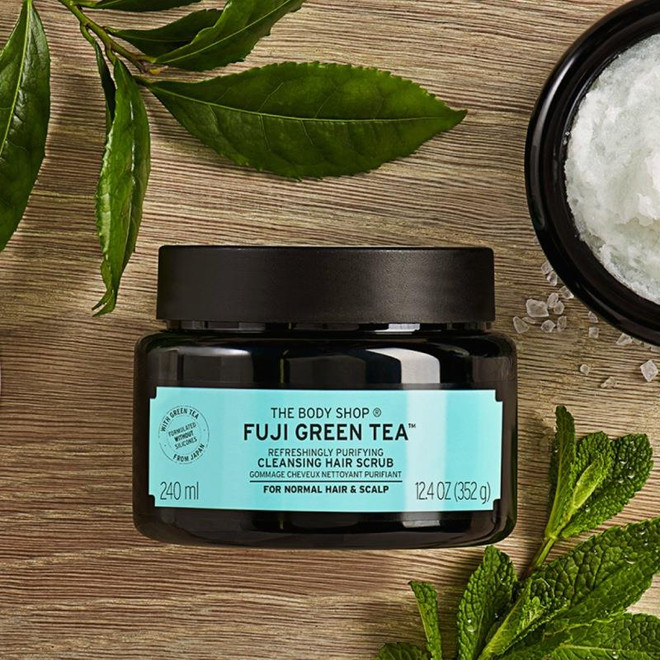 The Body Shop Fuji Green Tea Cleansing Hair Shampoo Scrub: Tinh chất trà xanh núi Phú Sĩ (Nhật Bản) giúp kích thích da đầu, mang lại cảm giác sảng khoái và mái tóc bóng khỏe. Chúng ta đều gội đầu sai cách nếu thiếu đi 2 bước này ảnh 4