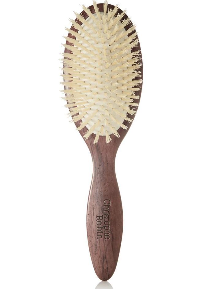 Christophe Robin Detangling Boar Bristle Hairbrush: Đầu lược được làm từ lông heo rừng, đặt trên một miếng đệm cao su có khả năng đàn hồi, hoàn toàn không gây ra tổn thương cho da đầu. Chúng ta đều gội đầu sai cách nếu thiếu đi 2 bước này ảnh 3