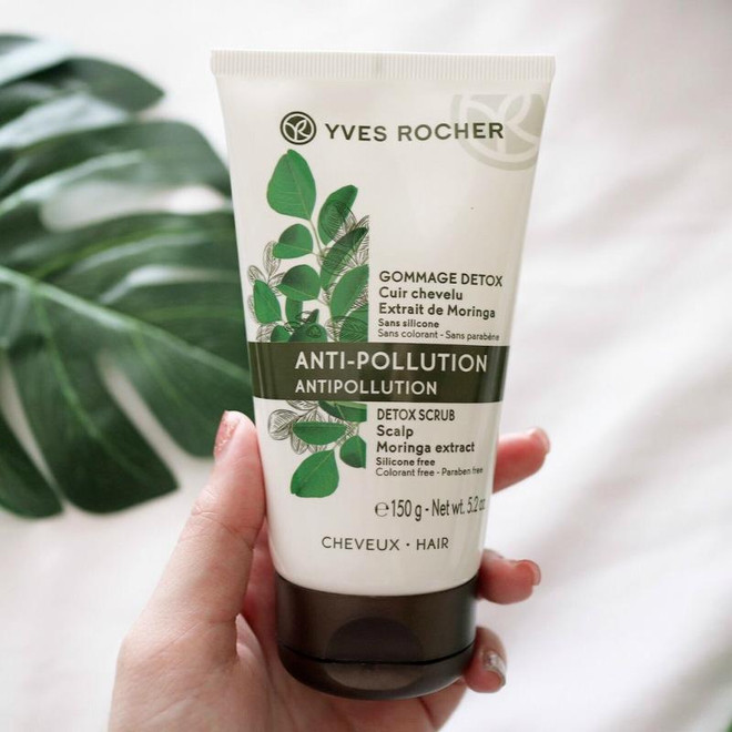 Yves Rocher Detox Scrub: Hạt tẩy tế bào chết 100% từ muối biển tự nhiên, không chứa silicone, chất tạo màu và parabens, hoàn toàn an toàn cho da đầu nhạy cảm. Chúng ta đều gội đầu sai cách nếu thiếu đi 2 bước này ảnh 5