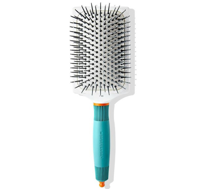 Moroccainoil Ceramic Paddle Brush: Lược làm từ chất liệu gốm cho phép phân bổ đều nhiệt, đẩy nhanh thời gian sấy tóc và làm cho tóc óng ả. Sản phẩm có đầu nhọn giúp chia tóc dễ dàng. Chúng ta đều gội đầu sai cách nếu thiếu đi 2 bước này ảnh 2