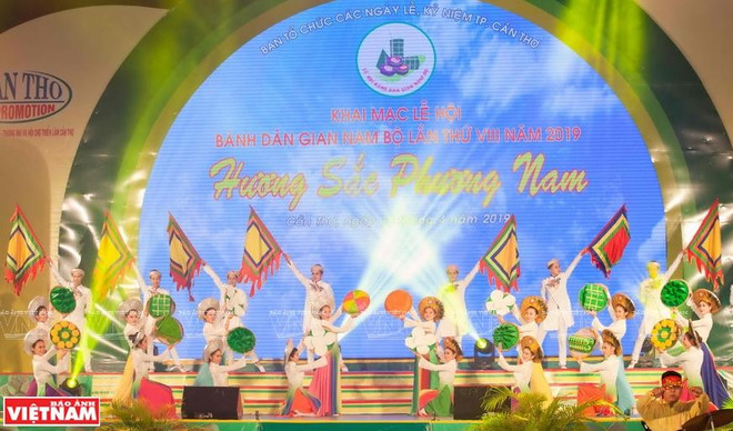 Biểu diễn nghệ thuật với chủ đề ''Hương sắc phương Nam'' rất ấn tượng và đặc trưng tại Lễ hội Bánh dân gian Nam Bộ lần thứ 8 năm 2019 diễn ra từ 12-16/4 tại thành phố Cần Thơ. Cảm nhận hương vị đặc biệt của các loại bánh dân gian Nam Bộ ảnh 1
