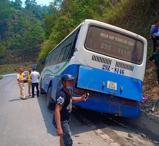 Xe khách mất phanh trên đèo Pha Đin, 36 người may mắn thoát nạn ảnh 1