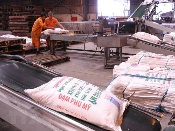 Dây chuyền đóng bao sản phẩm phân ure. (Ảnh: Hà Thái/TTXVN) Tổng công ty Đạm Phú Mỹ tiết giảm mạnh chi phí trong quý 1 ảnh 1