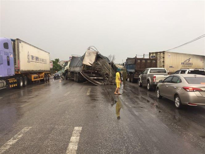 Nghệ An: Ôtô va chạm xe đầu kéo trên quốc lộ 1A, 2 người bị thương ảnh 2