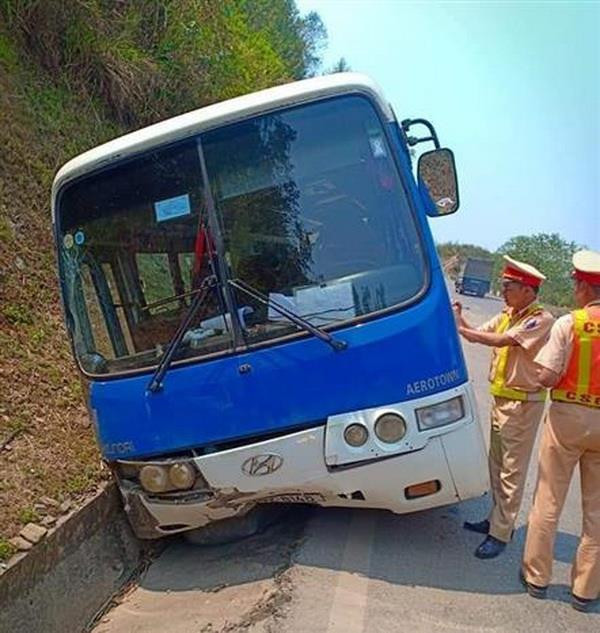 Xe khách mất phanh trên đèo Pha Đin, 36 người may mắn thoát nạn ảnh 2