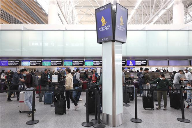 Hành khách xếp hàng chờ làm thủ tục tại sân bay ở San Francisco, California, Mỹ. (Ảnh: AFP/TTXVN) Dự báo ngành hàng không toàn cầu sẽ phục hồi vào giữa năm 2023 ảnh 1