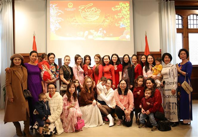 Kiều bào tại Đan Mạch tham dự chương trình Xuân Quê Hương 2023. (Ảnh: TTXVN phát) Ấm áp chương trình Xuân Quê hương tại quốc gia Bắc Âu Đan Mạch ảnh 2