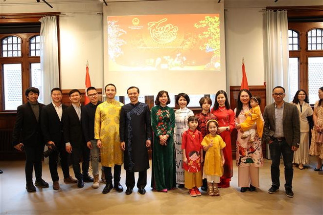 Đại sứ Lương Thanh Nghị và Phu nhân (đứng giữa) chụp ảnh chung với kiều bào tham dự Xuân Quê hương 2023. (Ảnh: TTXVN phát) Ấm áp chương trình Xuân Quê hương tại quốc gia Bắc Âu Đan Mạch ảnh 1