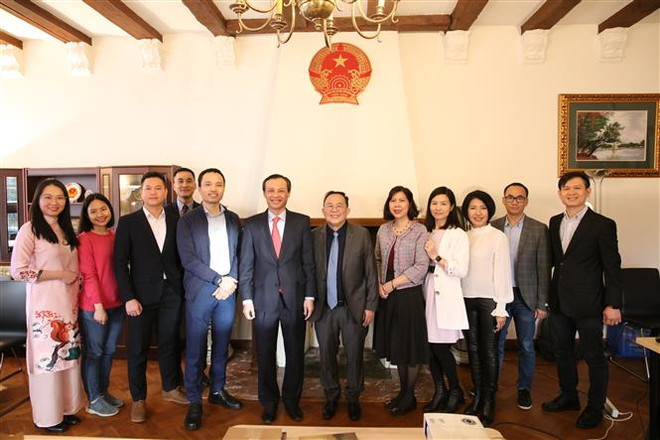 Đại sứ Lương Thanh Nghị chụp ảnh chung với đại diện Ban chấp hành Hội chuyên gia, trí thức VN tại Đan Mạch. (Ảnh: TTXVN phát) Thành lập Hội Chuyên gia, trí thức Việt Nam tại Đan Mạch ảnh 1