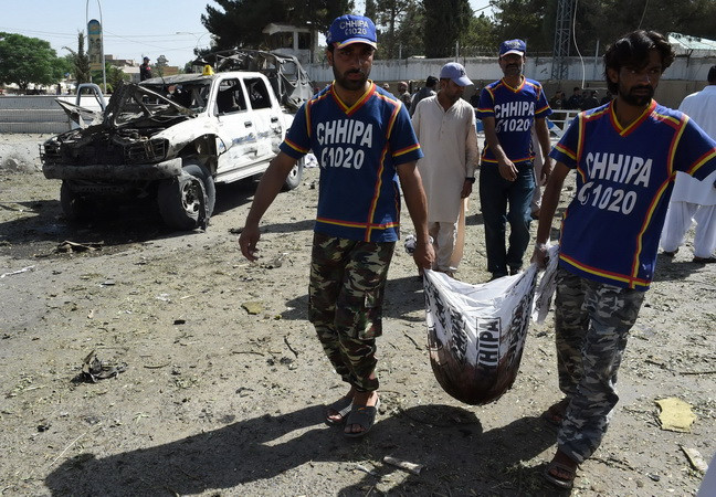 Chuyển thi thể nạn nhân khỏi hiện trường vụ nổ bom ở Quetta ngày 23/6. (Nguồn: AFP/TTXVN) Đánh bom liên tiếp tại Pakistan khiến hơn 80 người thương vong ảnh 1