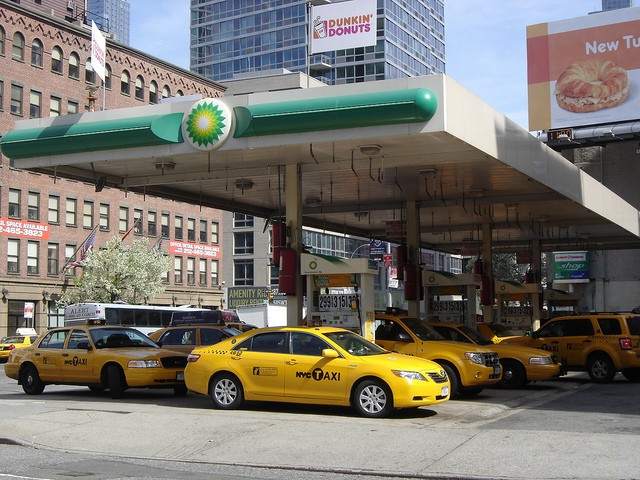 Giá dầu thế giới giảm 7% sau lệnh cấm đi lại của Tổng thống Mỹ ảnh 1