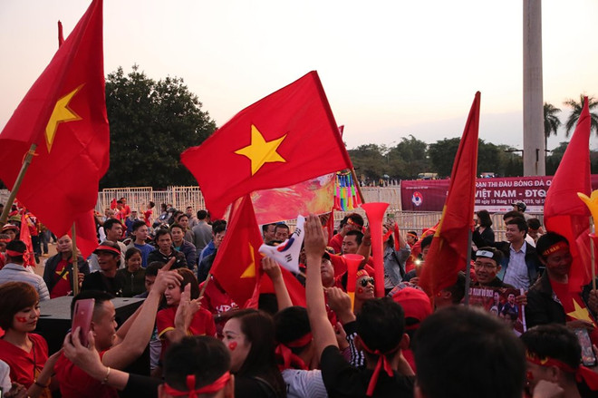 Cổ động viên tin Việt Nam sẽ đánh bại 'Voi chiến' Thái Lan ảnh 1