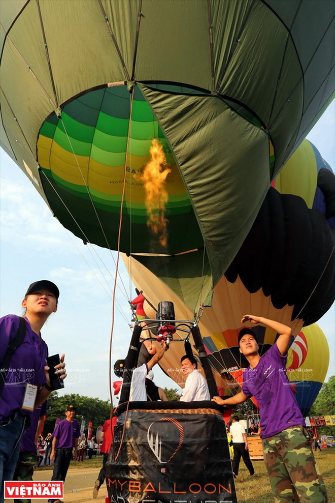 Ngắm nhìn vẻ đẹp cổ kính của cố đô Huế từ khinh khí cầu ảnh 2