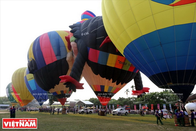 Ngắm nhìn vẻ đẹp cổ kính của cố đô Huế từ khinh khí cầu ảnh 1