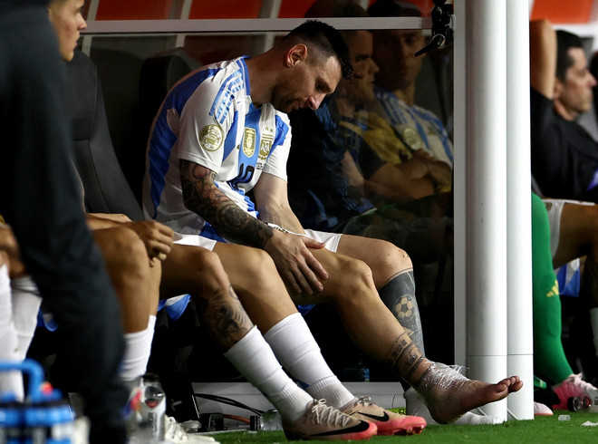 Lionel Messi phải sớm rời sân vì chấn thương. (Nguồn: Reuters) argentina-vs-Colombia-1507-3.jpg