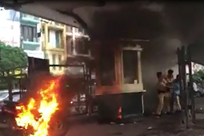 Hà Nội: Bị bắt vi phạm giao thông, nam thanh niên châm lửa đốt xe ảnh 1