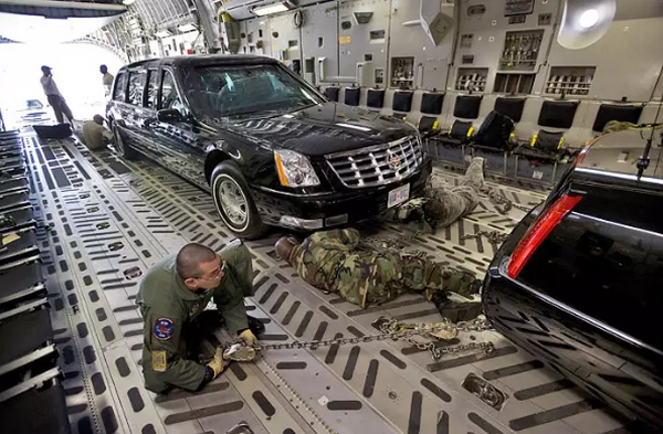 Xe và trực thăng chuyên dụng của Tổng thống Mỹ đã tới Singapore ảnh 1