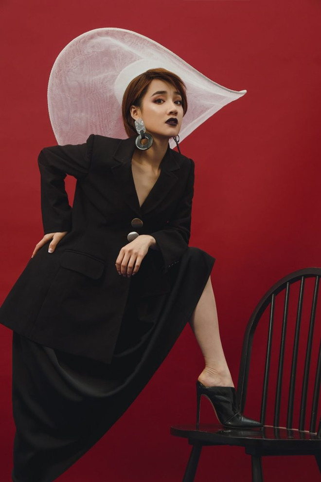 Nữ diễn viên mạnh dạn làm mới mình với mái tóc ngắn cá tính và phong cách trang điểm sắc sảo. Nhã Phương gây bất ngờ với gu thời trang menswear mạnh mẽ, sắc sảo ảnh 2
